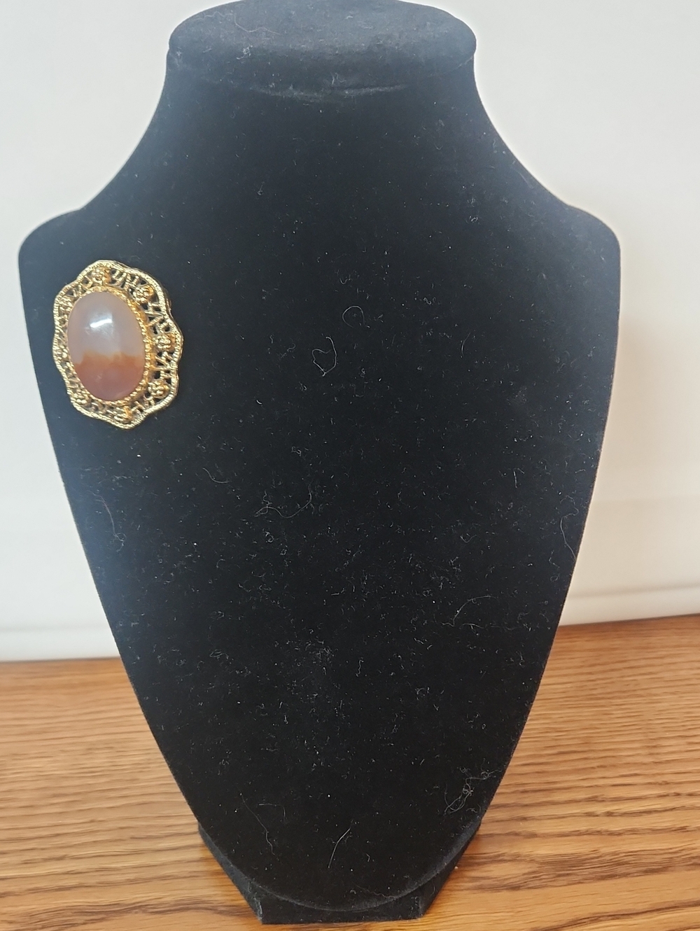 Gold-Tone Agate Cabochon Brooch - Classic Women's Jewelry